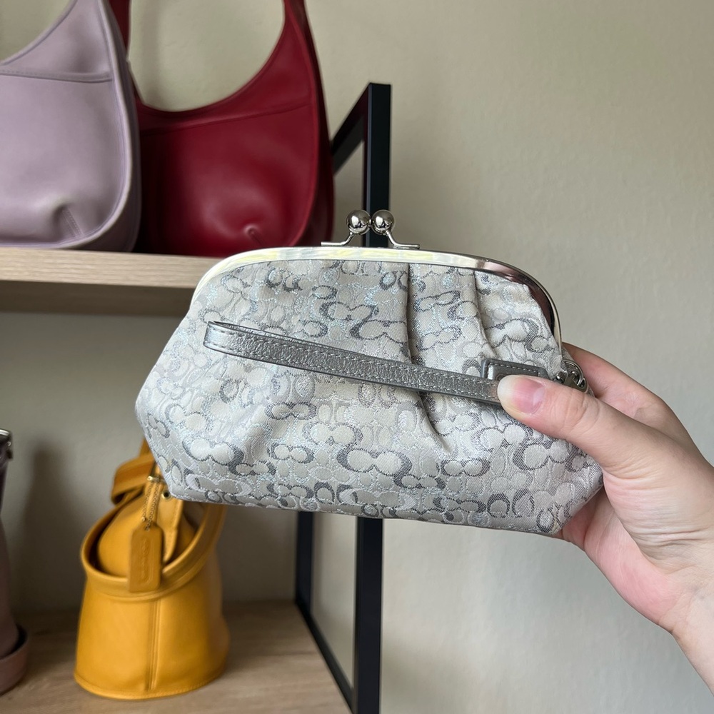 SOLD RARE Y2K Coach Optic Kisslock Clutch 🩶